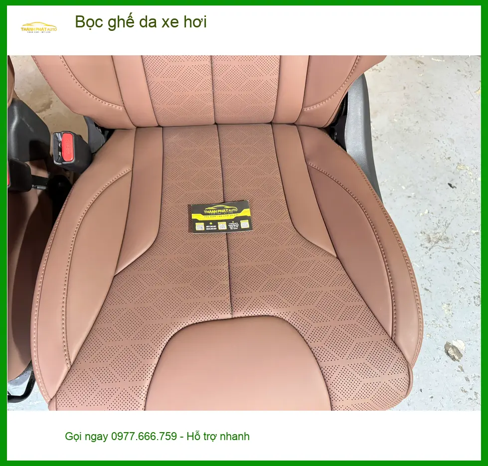 Anh Duy bọc ghế da Hyundai Accent tại Quận 3 để nâng cấp nội thất.