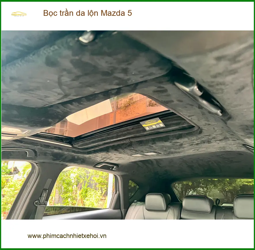 Anh Tùng bọc trần da lộn Mazda 5 tại Quận 8 để nội thất sang trọng hơn