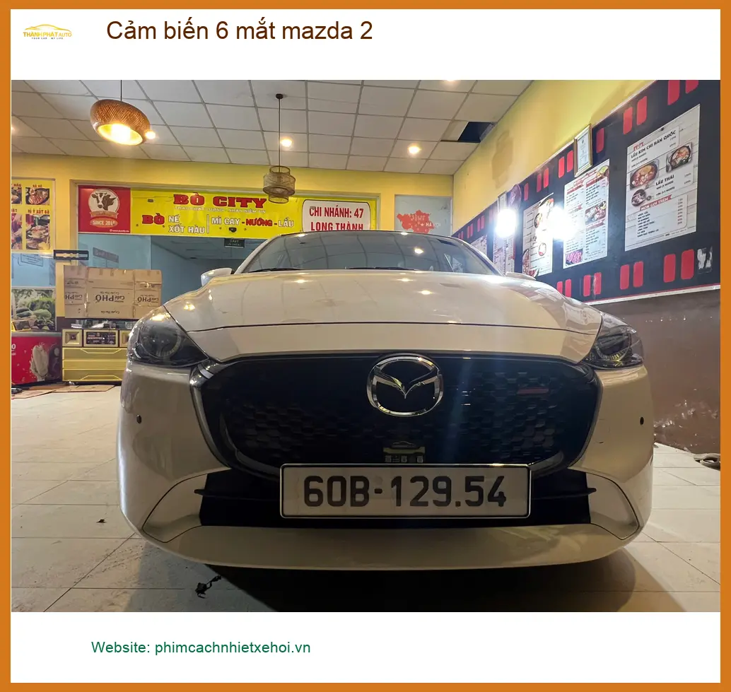 Chị Mai Hương lắp cảm biến 6 mắt Mazda 2 Quận Bình Thạnh để lùi xe an toàn hơn ảnh thực tế 4