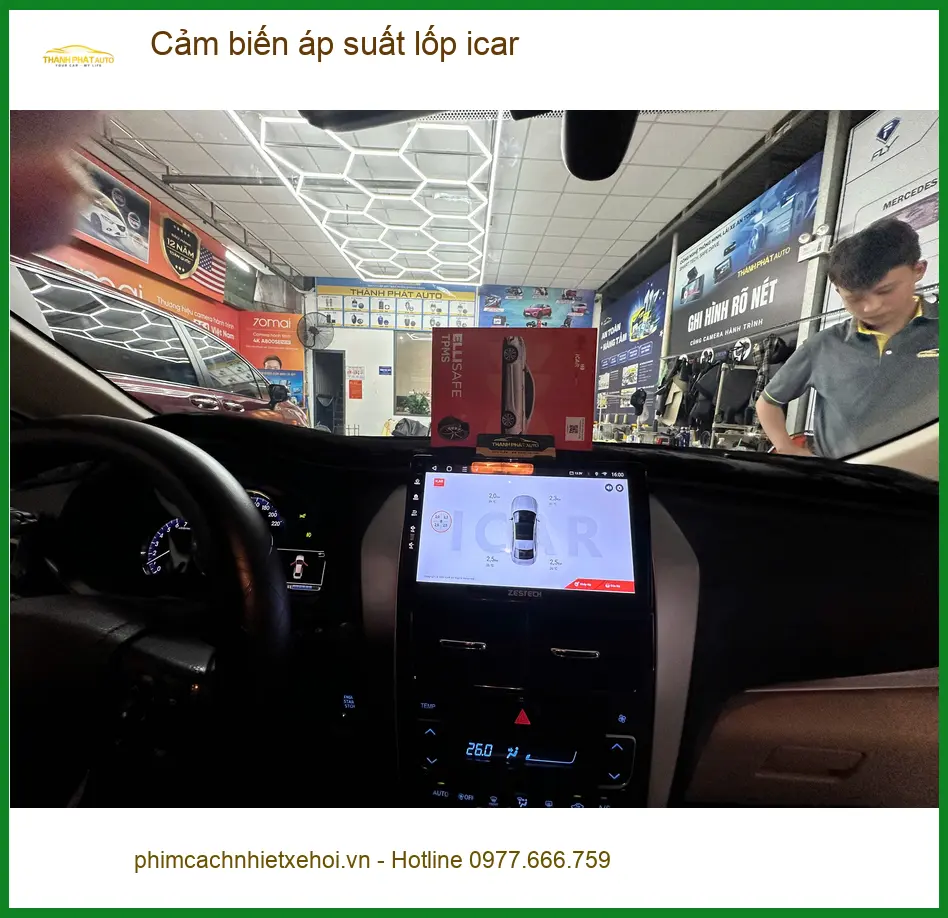 Chị Thảo lắp Cảm biến áp suất lốp Icar cho Hyundai Santa Fe tại Quận 5