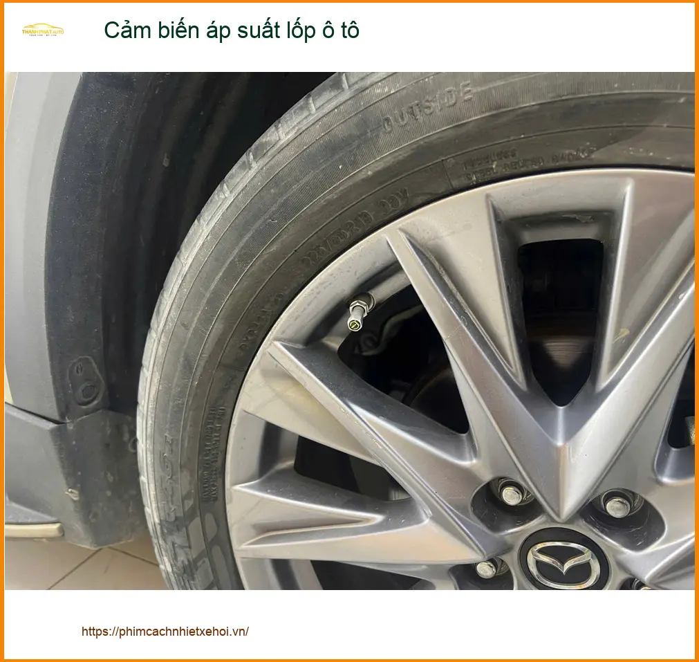 Cô Tuyết Mai lắp cảm biến áp suất lốp Honda CR-V tại Quận 2.