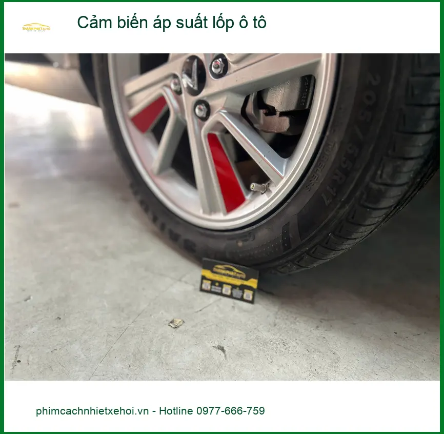Chị Thảo lắp cảm biến áp suất lốp ô tô Hyundai Santa Fe ở Bình Chánh
