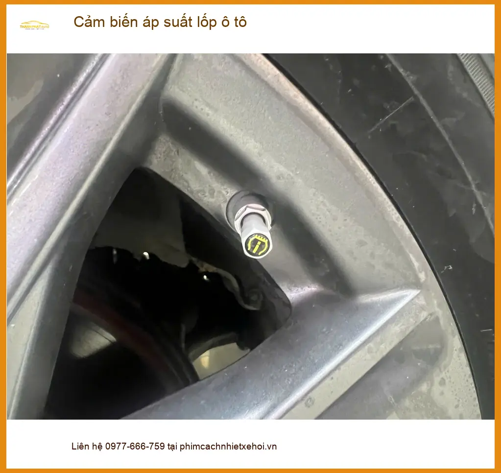 Chú Minh lắp cảm biến áp suất lốp ô tô Hyundai Santa Fe Hóc Môn ảnh thực tế 2