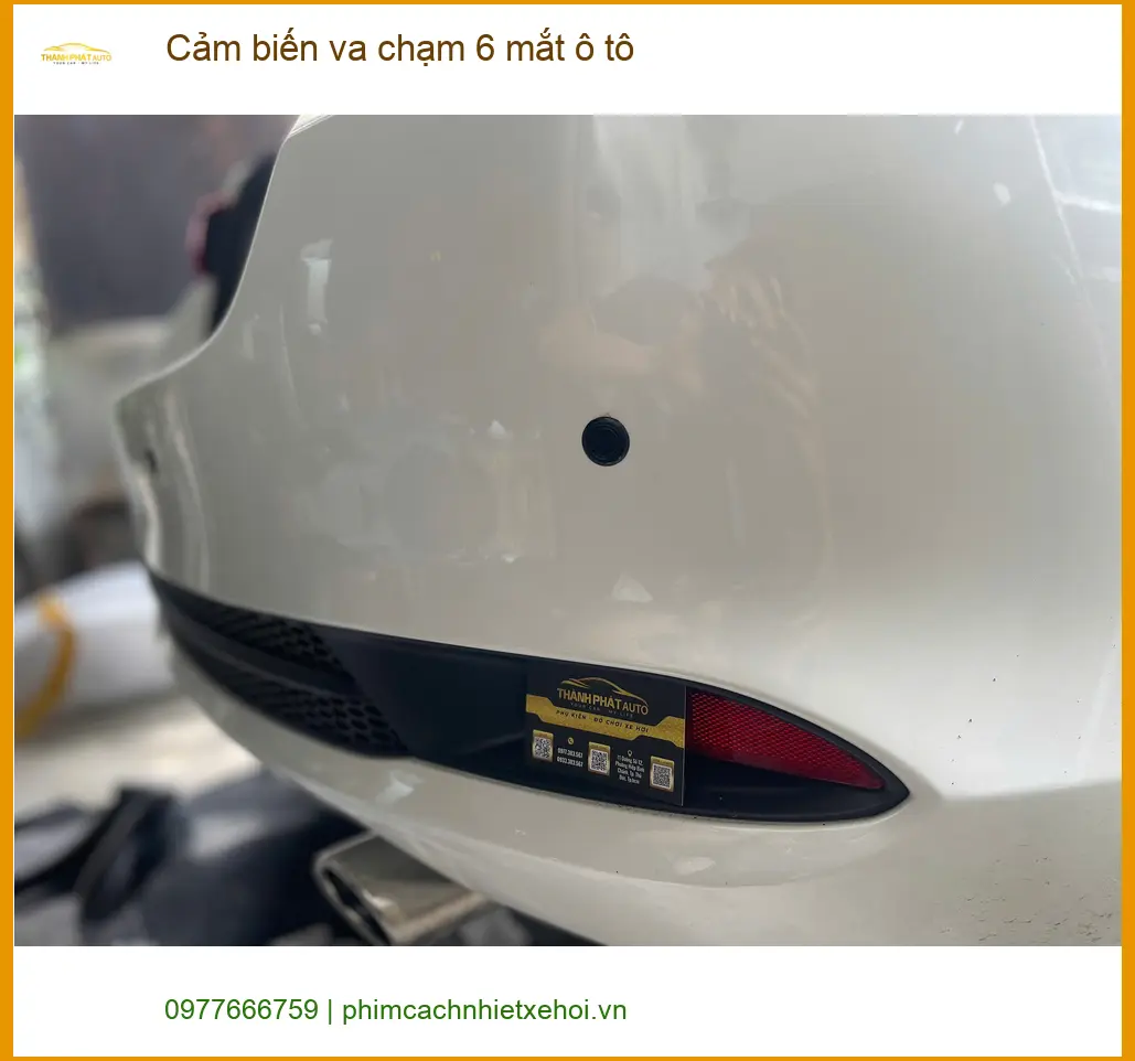 Anh Khang lắp cảm biến va chạm 6 mắt ô tô cho Hyundai Accent tại Quận 3 để lùi xe an toàn hơn ảnh thực tế 2
