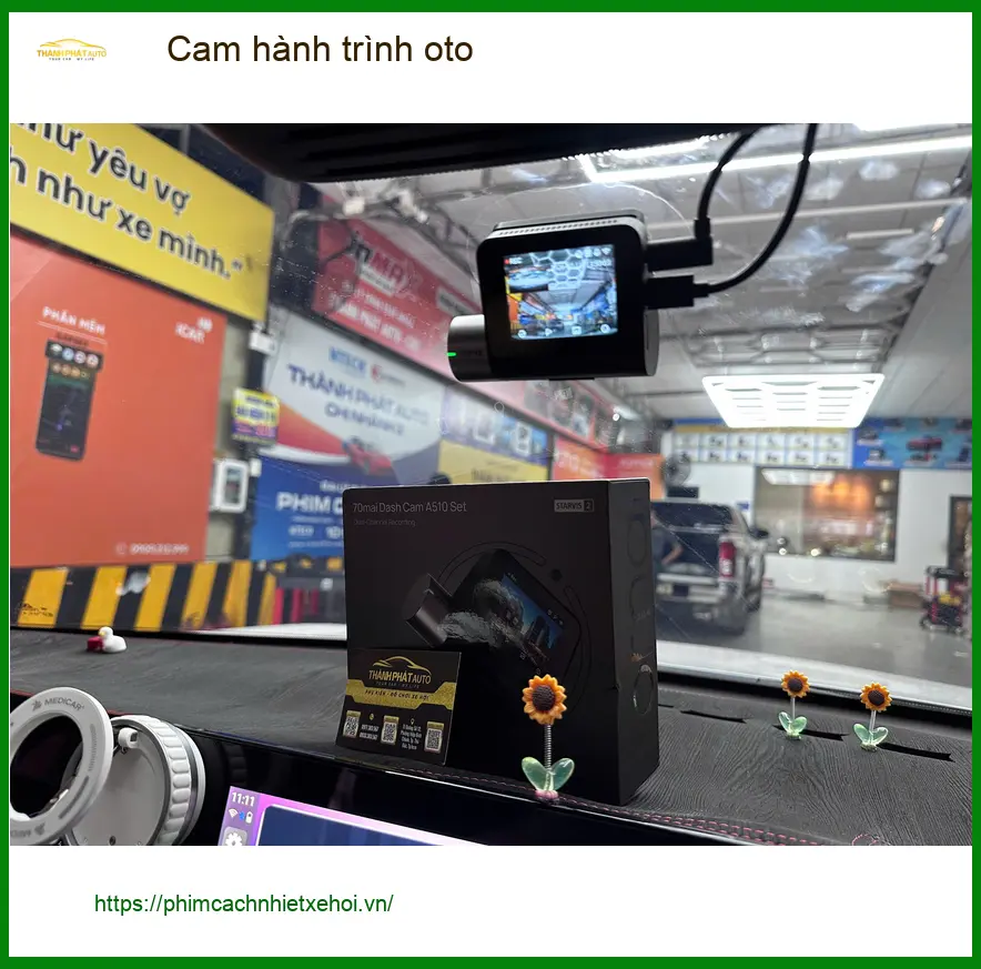 Anh Khôi lắp cam hành trình oto cho Honda CRV tại Quận 1 để ghi lại bằng chứng cần thiết