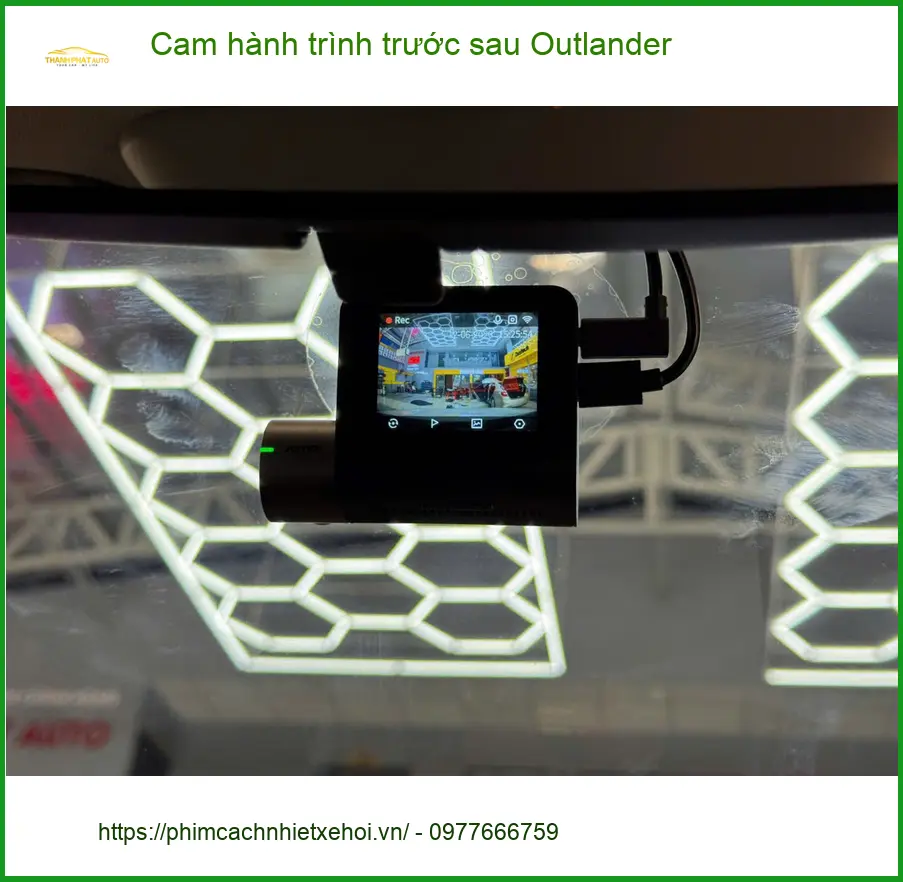 Anh Bách lắp cam hành trình trước sau Outlander tại Quận 4 để an tâm lái xe đường dài