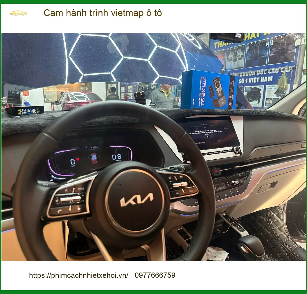 Chị Lan Anh lắp Cam hành trình Vietmap cho Toyota Camry ở Gò Vấp ghi hình rõ nét ảnh thực tế 2