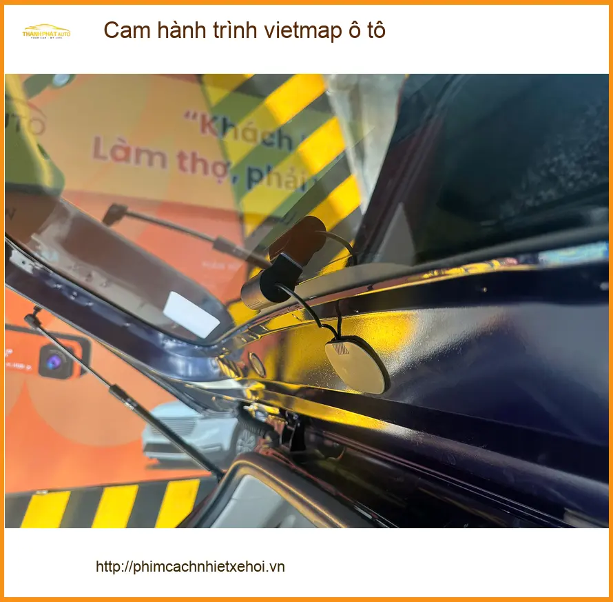 Chị Yến lắp cam hành trình Vietmap ô tô cho Kia Carnival tại Quận 3
