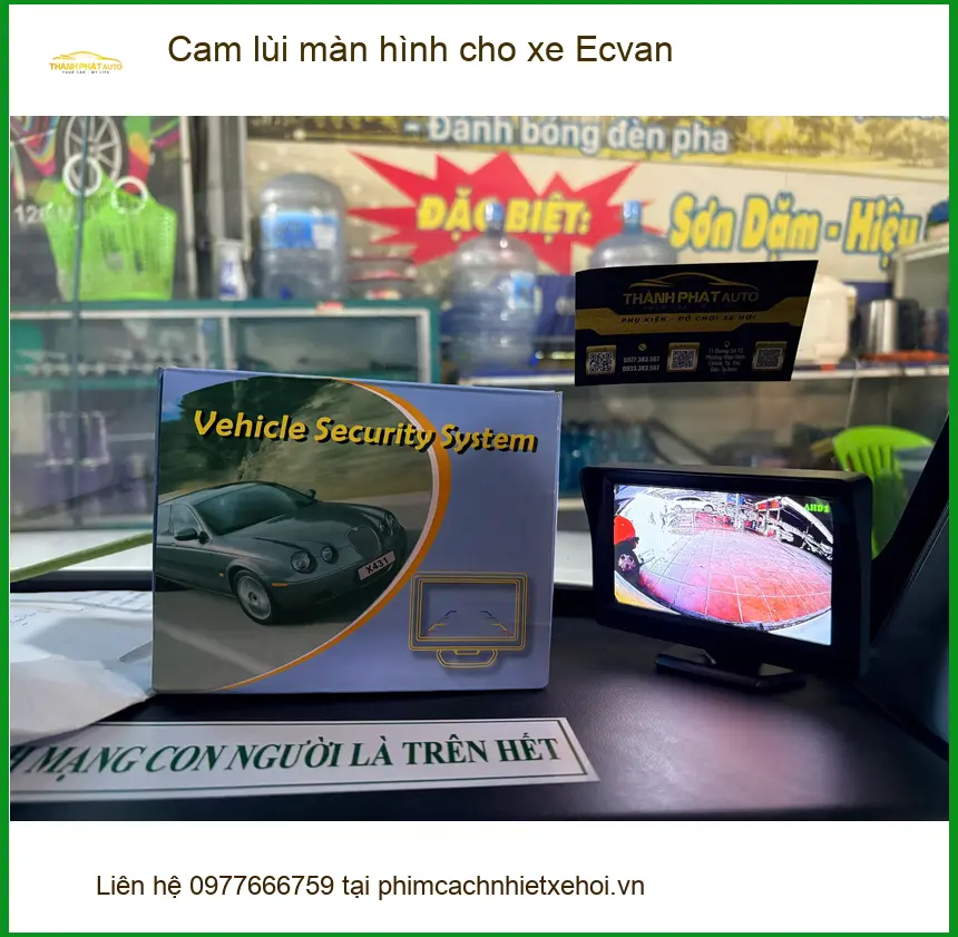 Chị Thảo lắp cam lùi màn hình cho xe Ecvan Quận 6 để dễ dàng lùi xe trong hẻm nhỏ