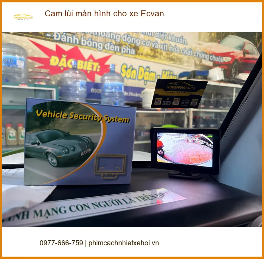 Chị Thảo lắp cam lùi màn hình cho xe Ecvan Quận 6 để dễ dàng lùi xe trong hẻm nhỏ ảnh thực tế 2