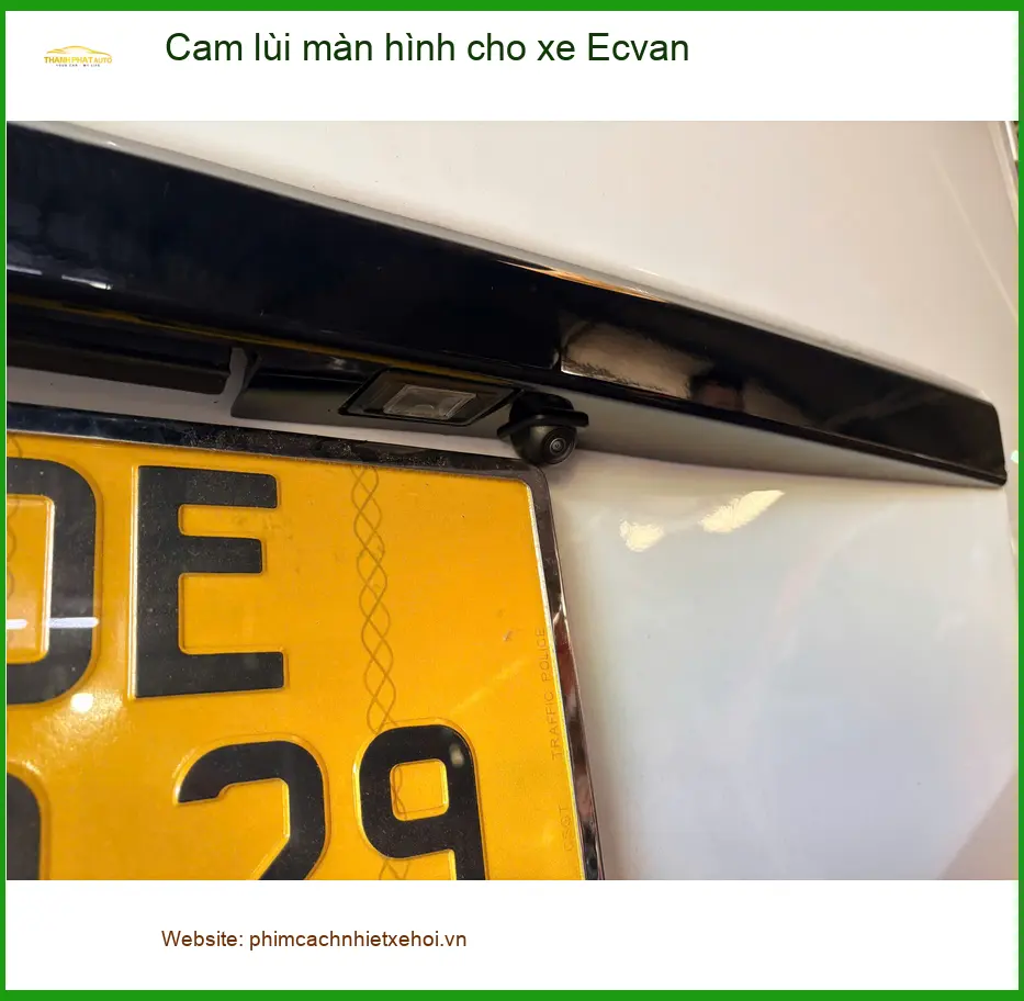 Anh Quang lắp cam lùi màn hình cho xe Ecvan tại Quận 10 để an toàn khi đỗ xe