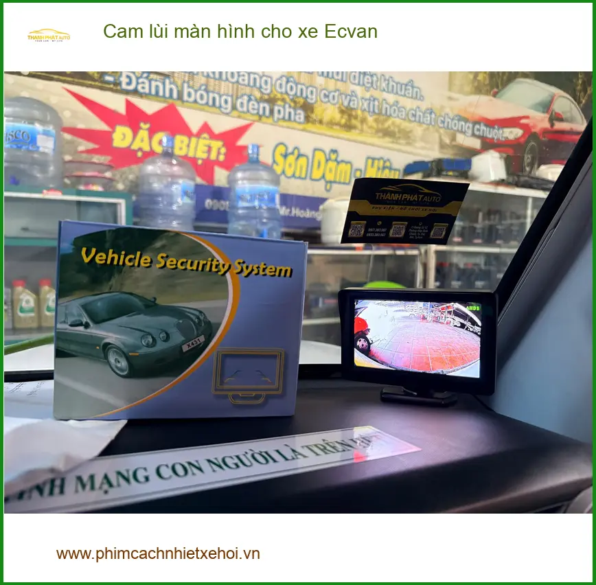 Anh Quang lắp cam lùi màn hình cho xe Ecvan tại Quận 10 để an toàn khi đỗ xe ảnh thực tế 3
