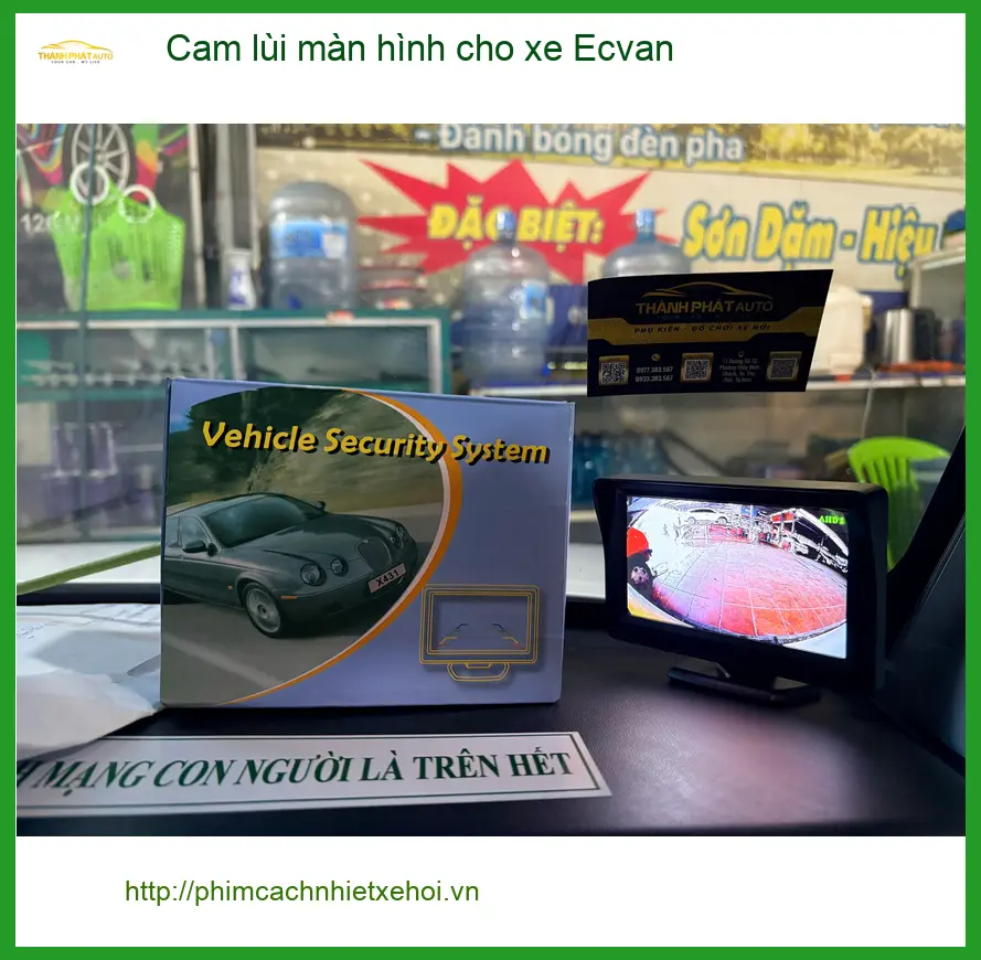 Chị Thanh lắp cam lùi màn hình cho xe Ecvan tại Cần Giờ để dễ dàng quan sát khi đậu xe ảnh thực tế 2