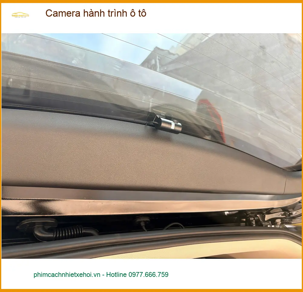 Anh Quang Minh lắp camera hành trình ô tô cho Honda CRV tại Quận 11
