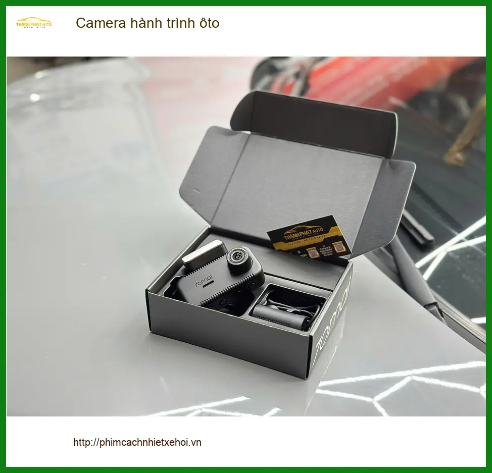 Anh Việt lắp camera hành trình ô tô chính hãng tại Quận 9 cho xe Mazda 3 sau sự cố va chạm nhỏ. ảnh thực tế 3