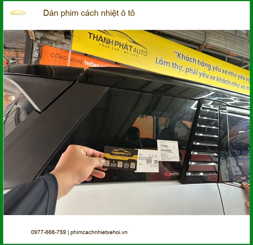 Cô Liên dán phim cách nhiệt ô tô Honda CR-V tránh nắng gắt mùa hè tại Quận 6