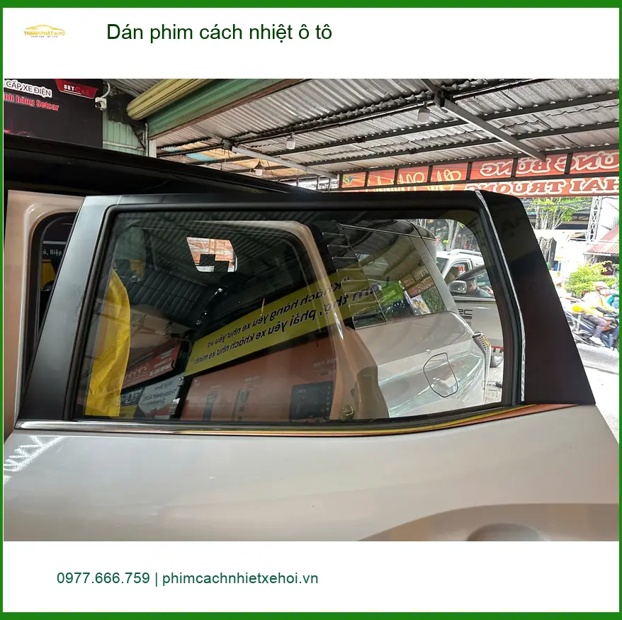 Cô Liên dán phim cách nhiệt ô tô Honda CR-V tránh nắng gắt mùa hè tại Quận 6 ảnh thực tế 2