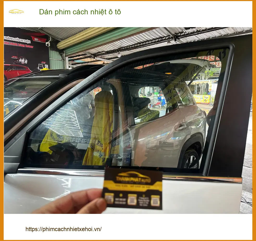 Cô Liên dán phim cách nhiệt ô tô Honda CR-V tránh nắng gắt mùa hè tại Quận 6 ảnh thực tế 3