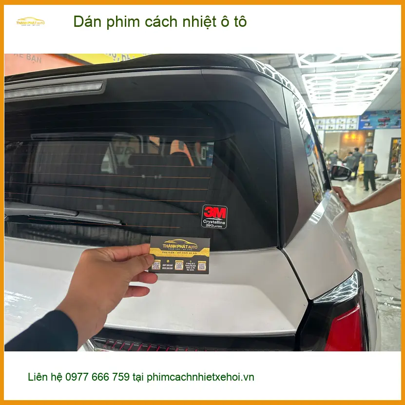 Cô Liên dán phim cách nhiệt ô tô Honda CR-V tránh nắng gắt mùa hè tại Quận 6 ảnh thực tế 4