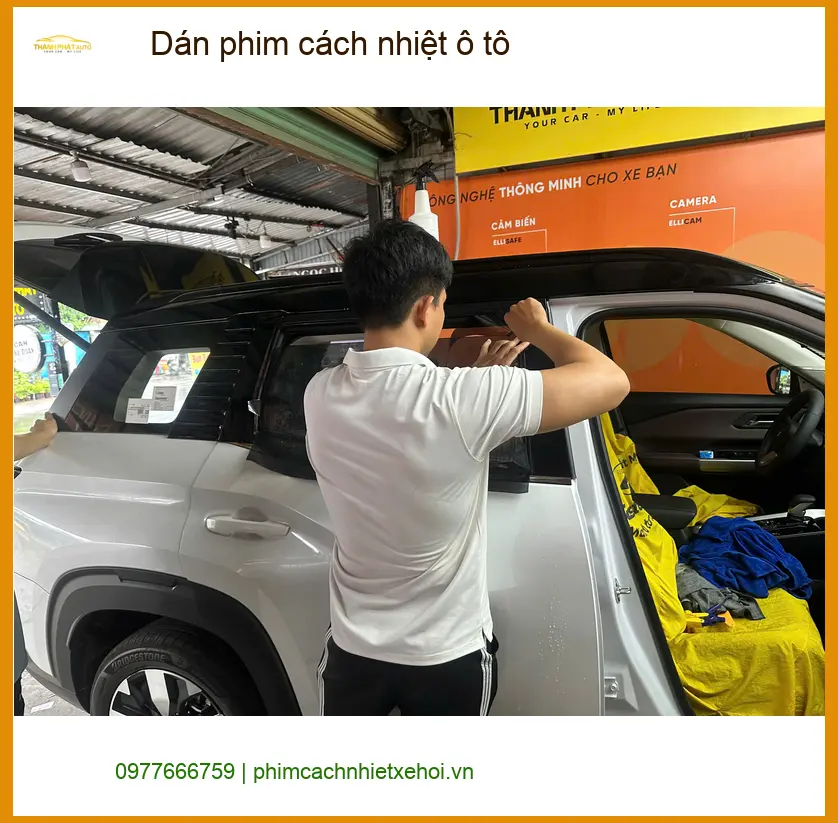 Cô Liên dán phim cách nhiệt ô tô Honda CR-V tránh nắng gắt mùa hè tại Quận 6 ảnh thực tế 5
