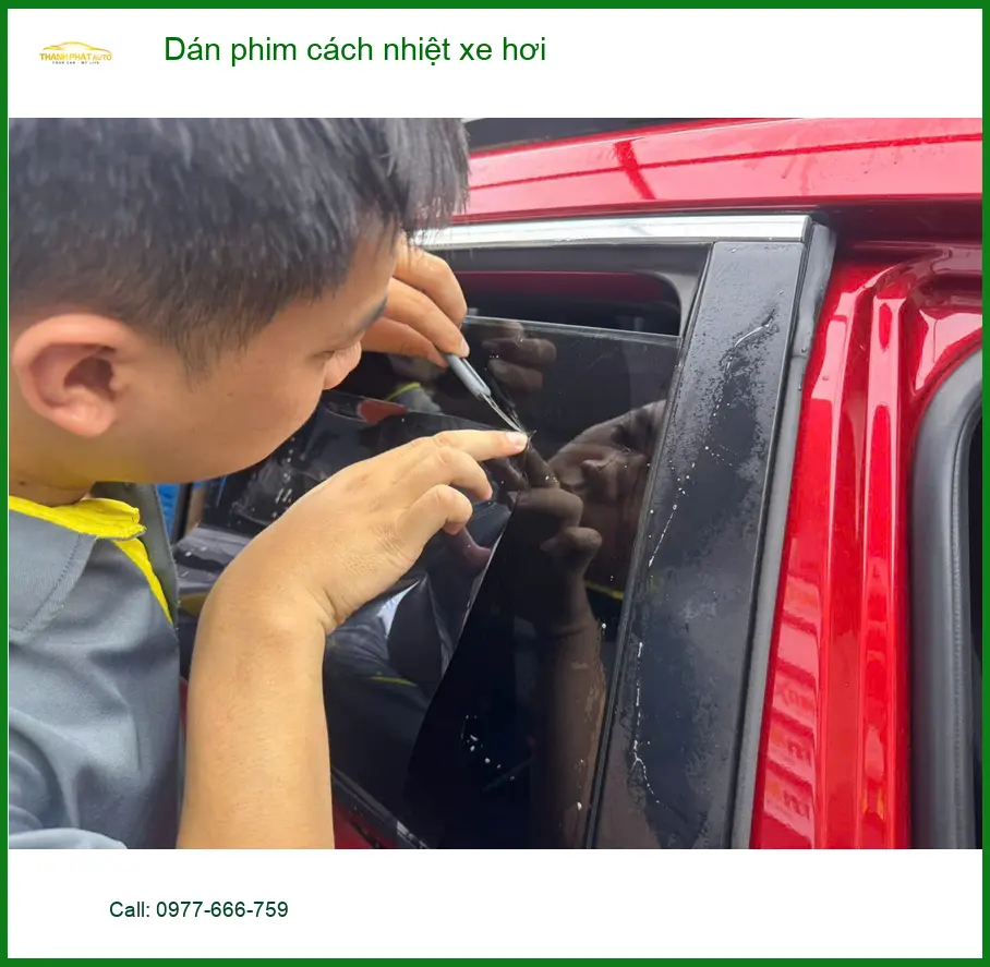 Chị Thảo dán phim cách nhiệt cho Hyundai Accent tại Quận 11 để chống nóng gay gắt