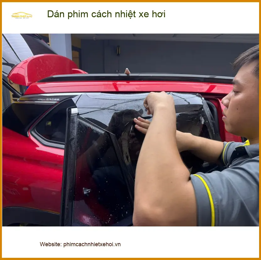 Chị Thảo dán phim cách nhiệt cho Hyundai Accent tại Quận 11 để chống nóng gay gắt ảnh thực tế 2