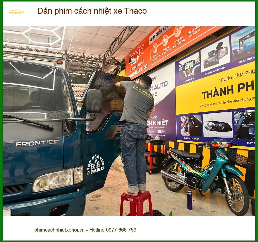 Chị Thảo dán phim cách nhiệt xe Thaco tại Hóc Môn vì nắng nóng gay gắt sắp đến