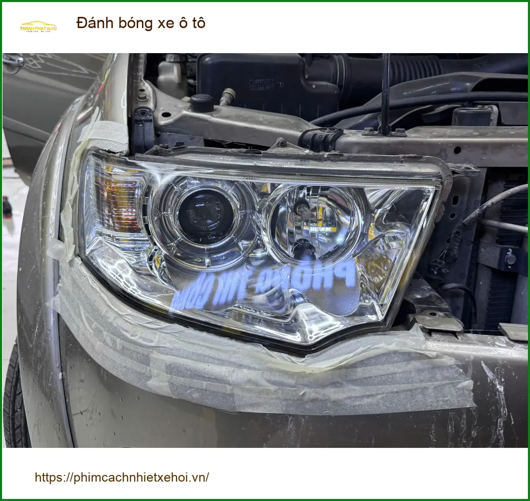 Anh Tùng đánh bóng xe Hyundai Elantra tại Quận 10 muốn lấy lại vẻ sáng bóng như mới