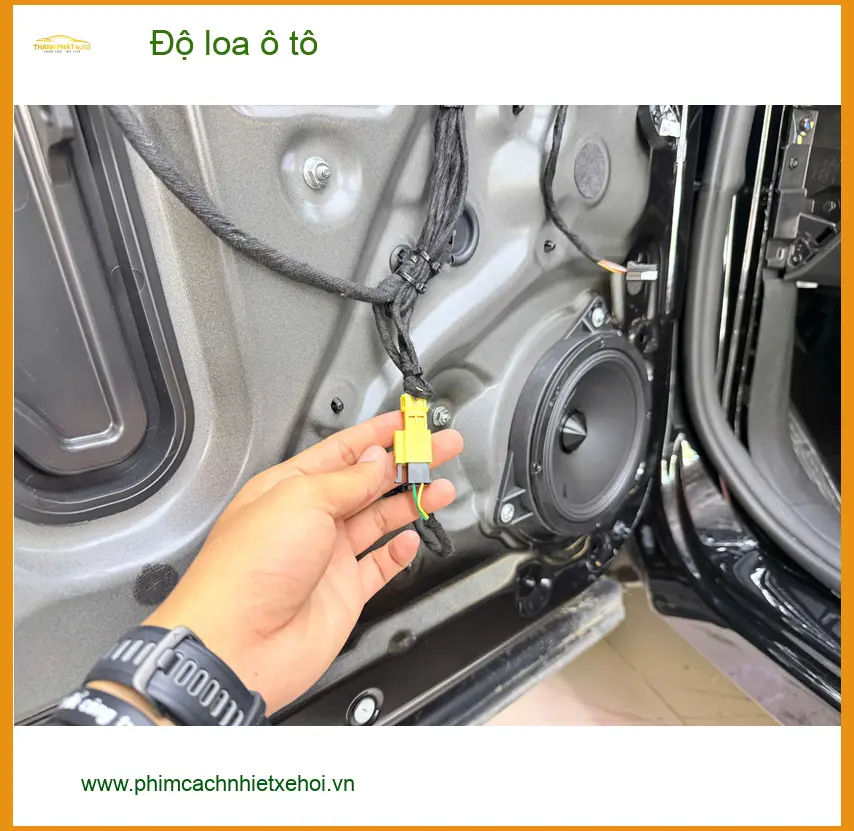 Chị Thanh độ loa ô tô cho Honda CR-V ở Phú Nhuận vì loa zin không đủ bass