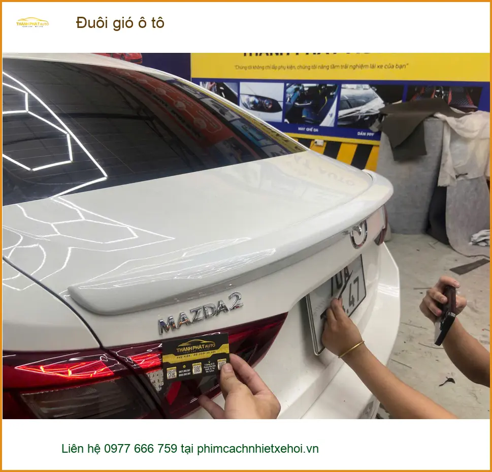 Cô Thảo lắp đuôi gió ô tô Mazda CX5 tại Quận Gò Vấp làm đẹp xe ảnh thực tế 2