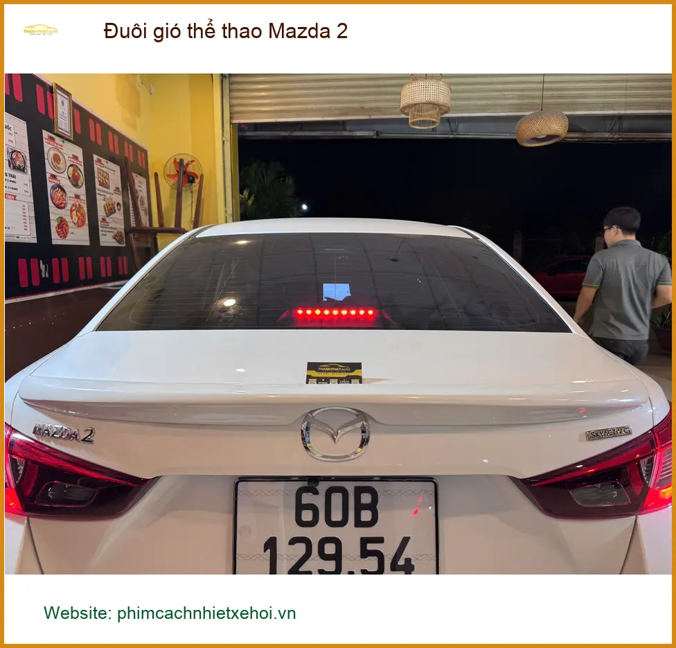 Anh Quốc Anh lắp đuôi gió thể thao Mazda 2 tại Quận 7 để xe trông cá tính hơn