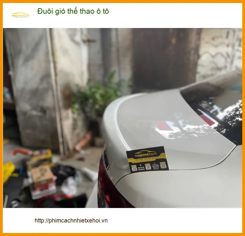 Anh Minh lắp Đuôi gió thể thao ô tô cho Honda Civic tại Quận 2 để xe trông cá tính hơn