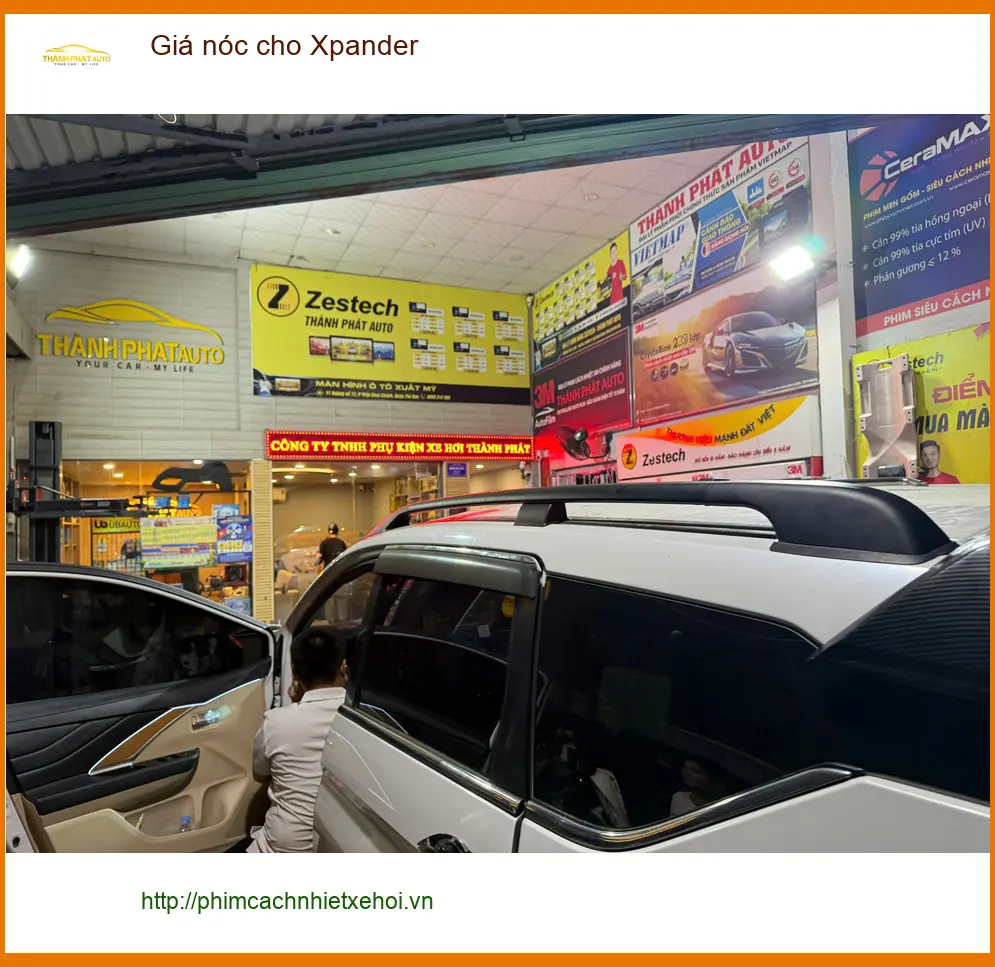 Anh Khải lắp giá nóc cho Mitsubishi Xpander tại Hóc Môn để chở thêm đồ về quê