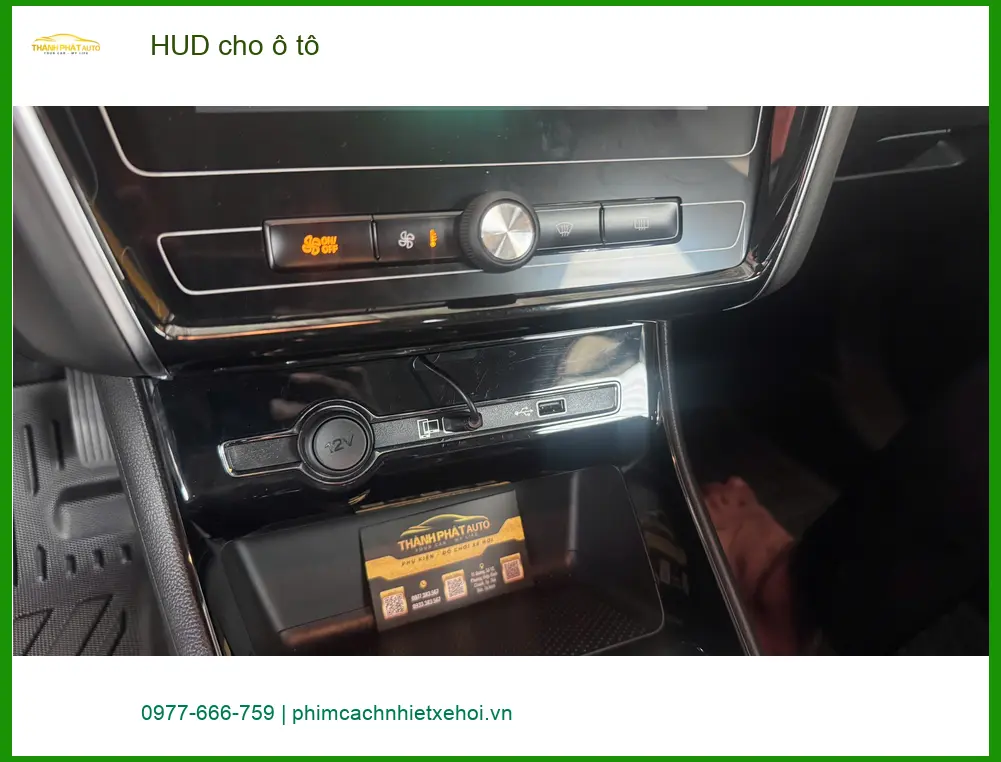 Anh Việt lắp HUD cho ô tô Toyota Camry để lái xe an toàn hơn tại Quận Thủ Đức