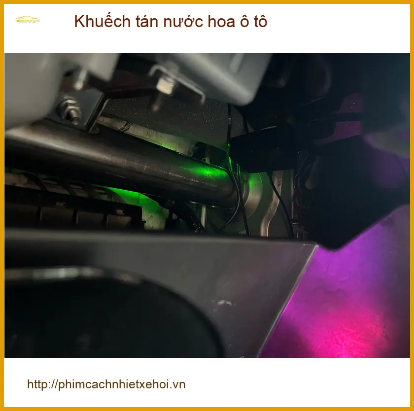 Anh Quang lắp khuếch tán nước hoa ô tô Mazda 3 Quận 4 khử mùi ẩm mốc ảnh thực tế 4