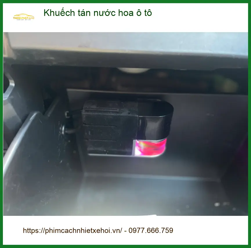 Anh Quang lắp khuếch tán nước hoa ô tô cho Hyundai Accent ở Quận 1 để không gian xe luôn thơm mát ảnh thực tế 3
