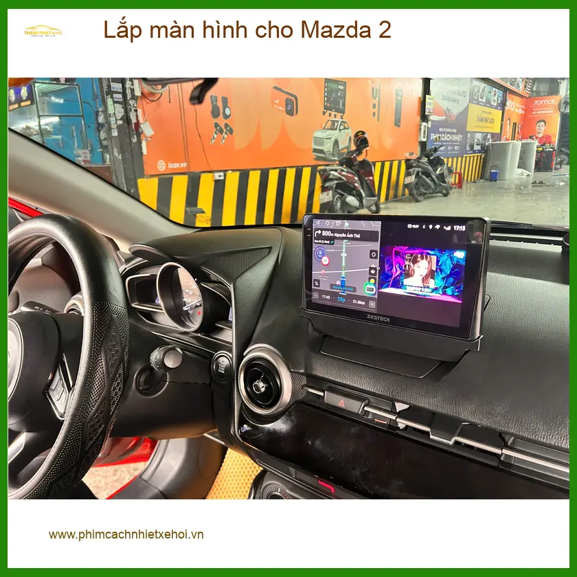 Chị Thảo lắp màn hình cho Mazda 2 tại Cần Giờ để tiện lợi khi lái xe đường dài