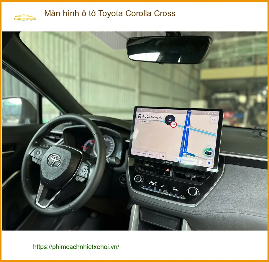 Chị Lan Hương lắp màn hình ô tô Toyota Corolla Cross Quận 2 để tiện đường