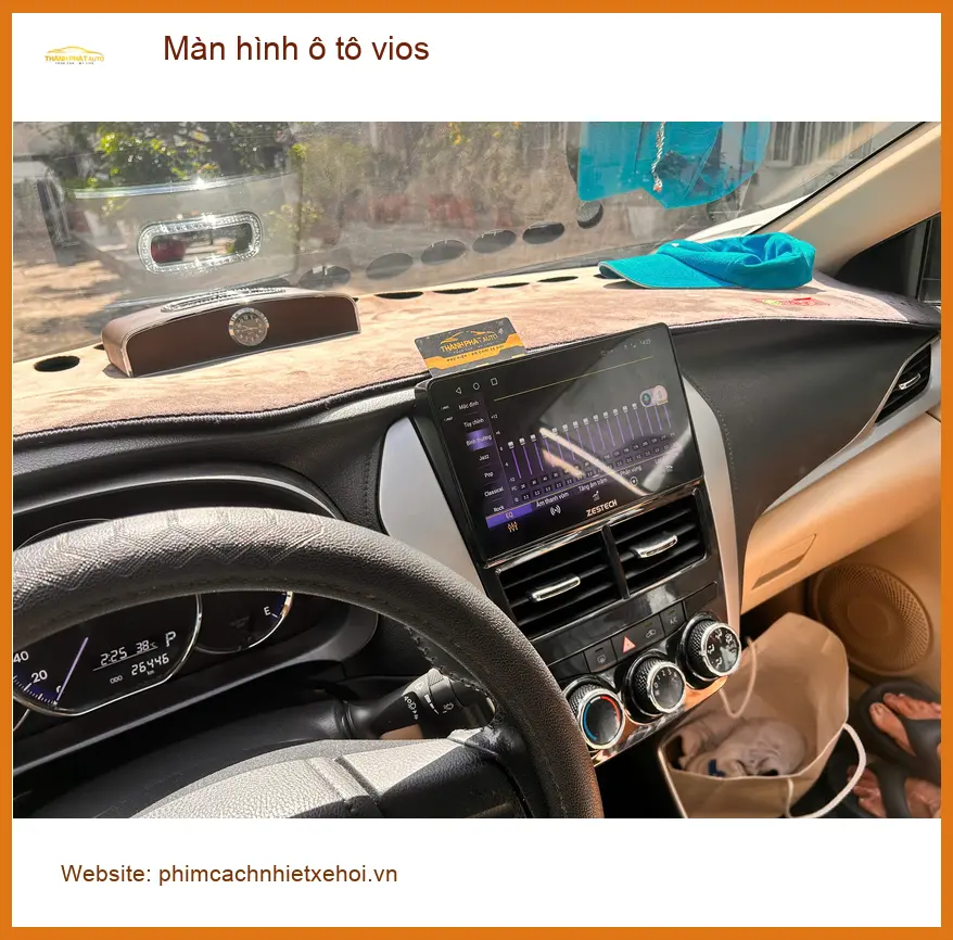 Anh Đức Thiện lắp màn hình ô tô Vios tại Quận 7 vì màn hình cũ đã lỗi thời