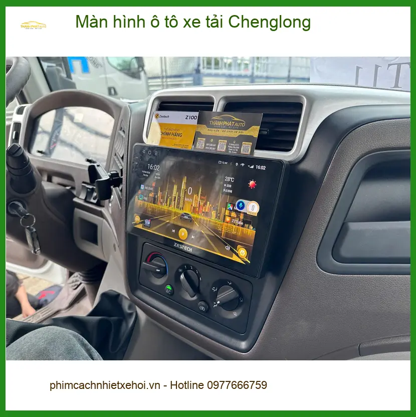 Chú Vĩnh lắp màn hình ô tô Chenglong ở Quận 12 vì cần hiển thị rõ hơn