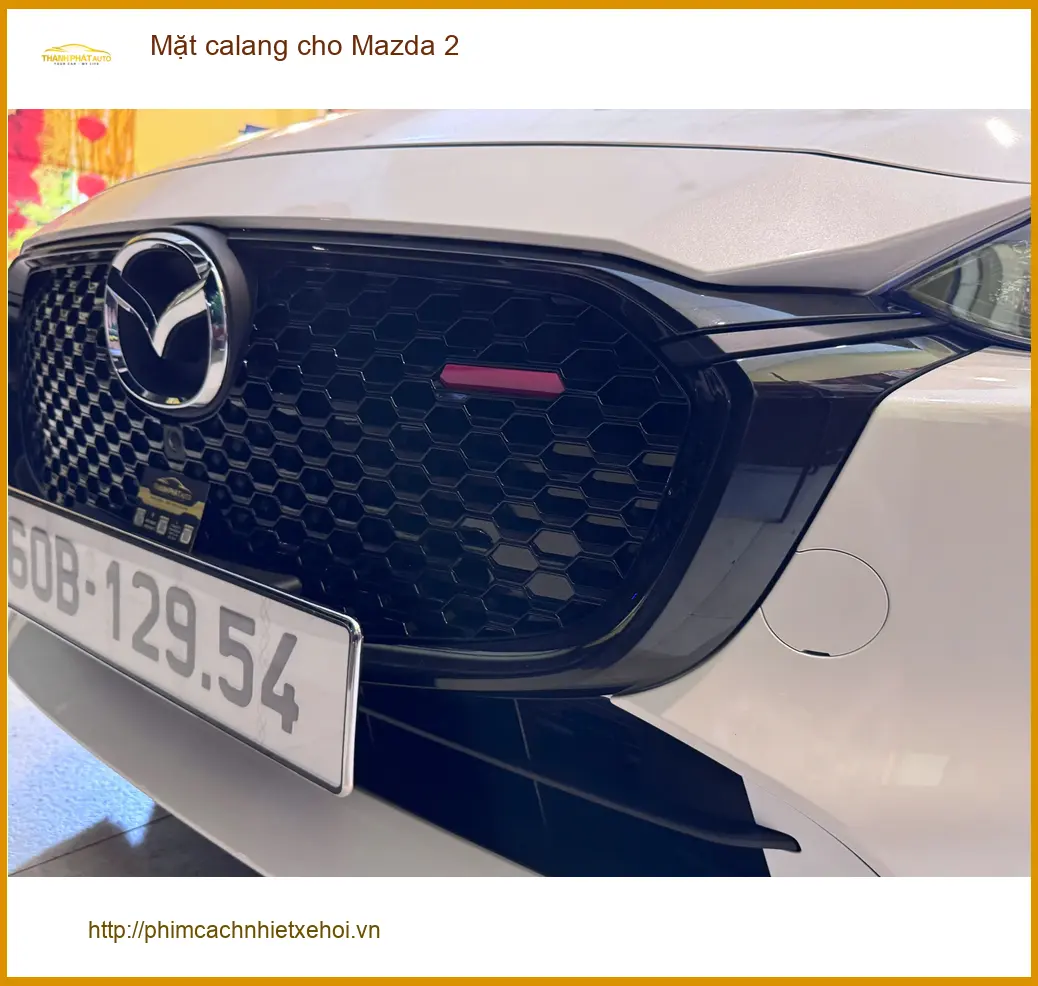 Chị Thanh lắp mặt calang cho Mazda 2 tại Quận 3 để thay mới diện mạo xe