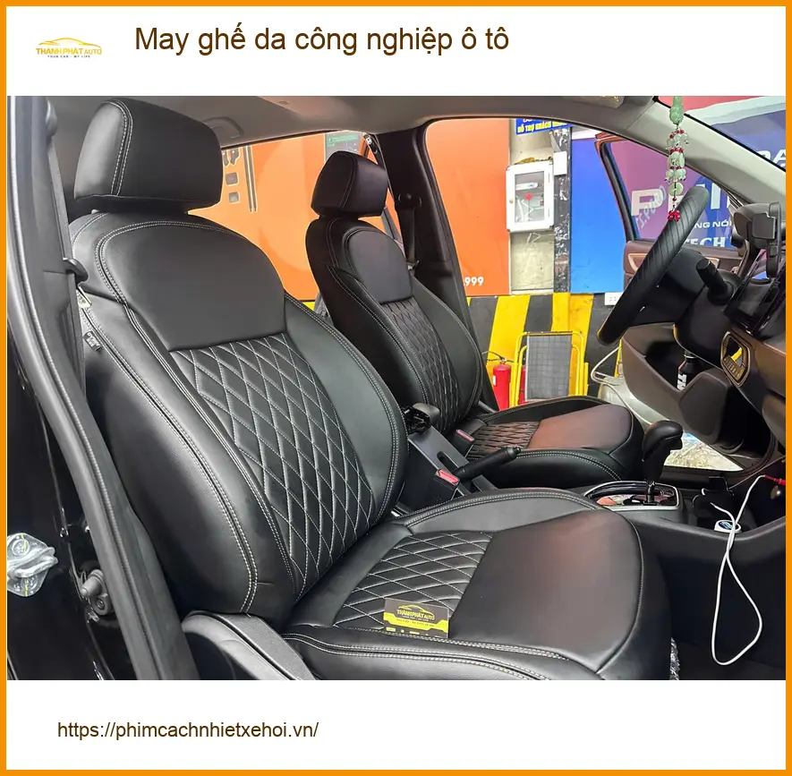 Chị Yến bọc ghế da công nghiệp Toyota Camry tại Tân Phú, nội thất sang ảnh thực tế 2