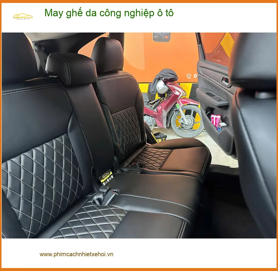 Anh Quang may ghế da công nghiệp ô tô Hyundai Accent tại Quận 5 để nội thất xe sạch đẹp hơn ảnh thực tế 2
