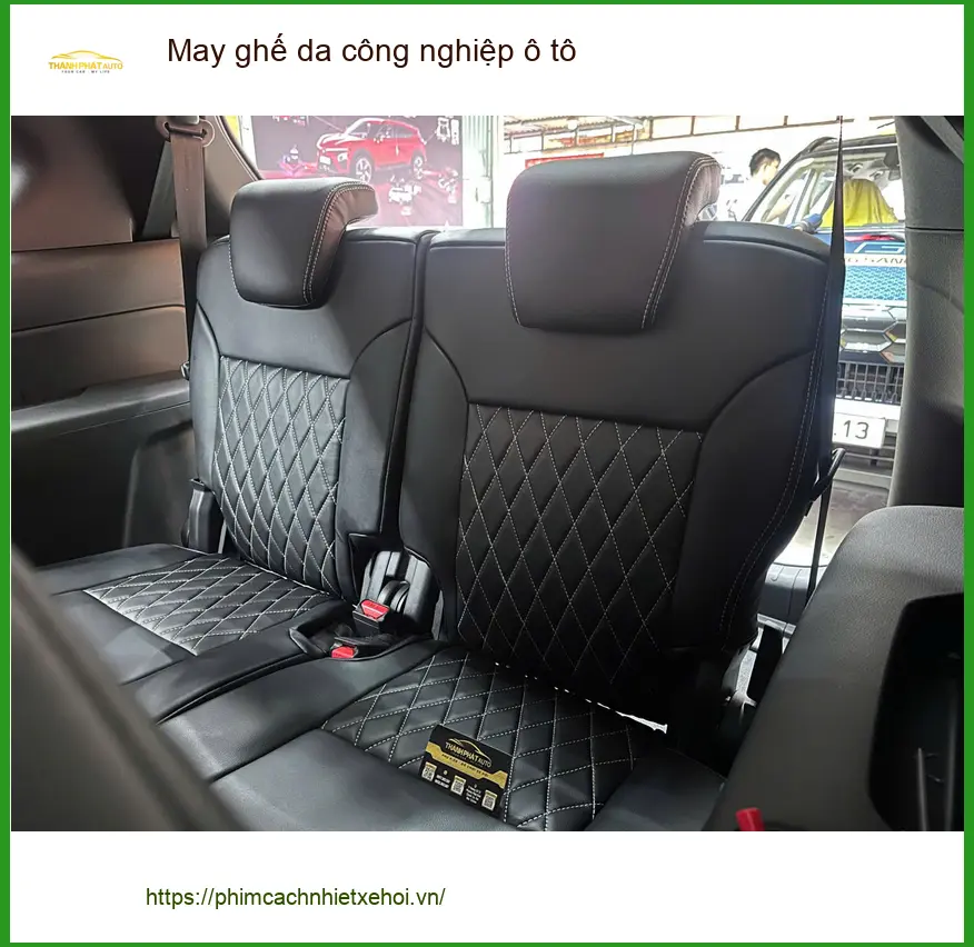 Anh Quang may ghế da công nghiệp ô tô Hyundai Accent tại Quận 5 để nội thất xe sạch đẹp hơn ảnh thực tế 3