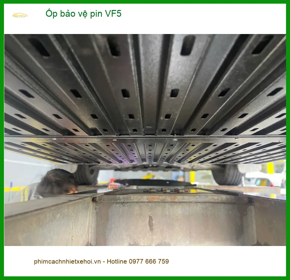 Anh Minh lắp ốp bảo vệ pin VinFast VF5 tại Quận 2 đảm bảo an toàn