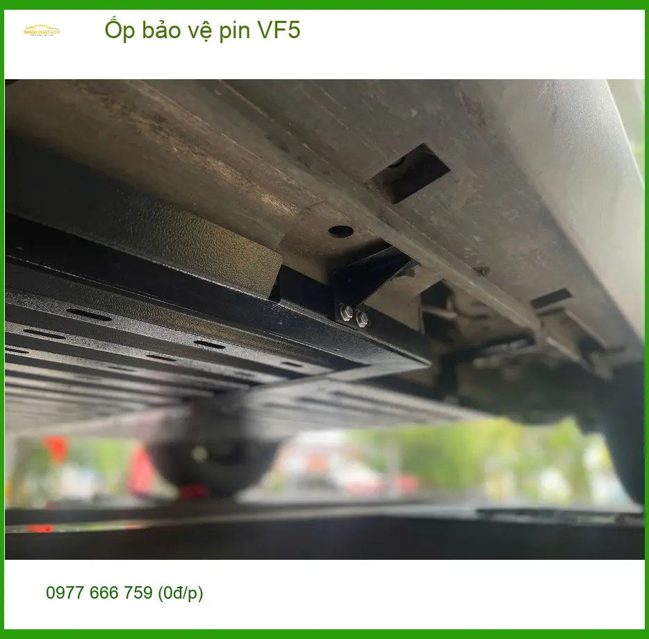 Chị Lan Anh lắp ốp bảo vệ pin VinFast VF5 tại Quận Tân Bình để yên tâm sử dụng xe