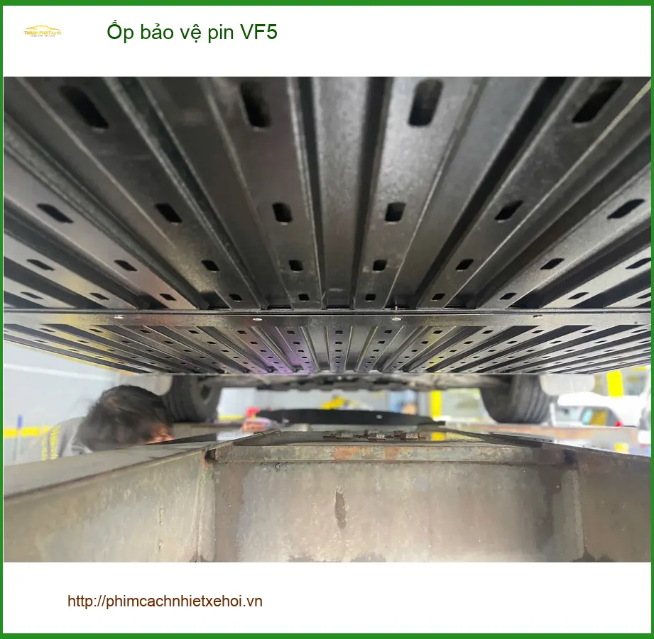 Chị Lan Anh lắp ốp bảo vệ pin VinFast VF5 tại Quận Tân Bình để yên tâm sử dụng xe ảnh thực tế 2
