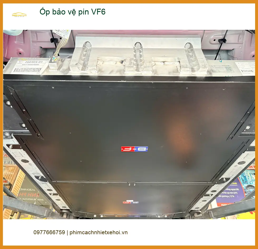 Anh Khôi lắp ốp bảo vệ pin VinFast VF6 tại Quận 1 để xe bền bỉ hơn