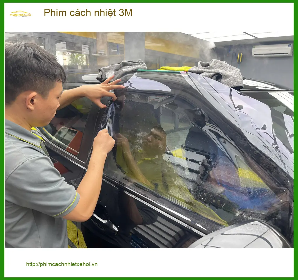 Chị Mai dán phim cách nhiệt 3M cho Honda CRV tại Quận 5 để chống nóng hiệu quả ảnh thực tế 3