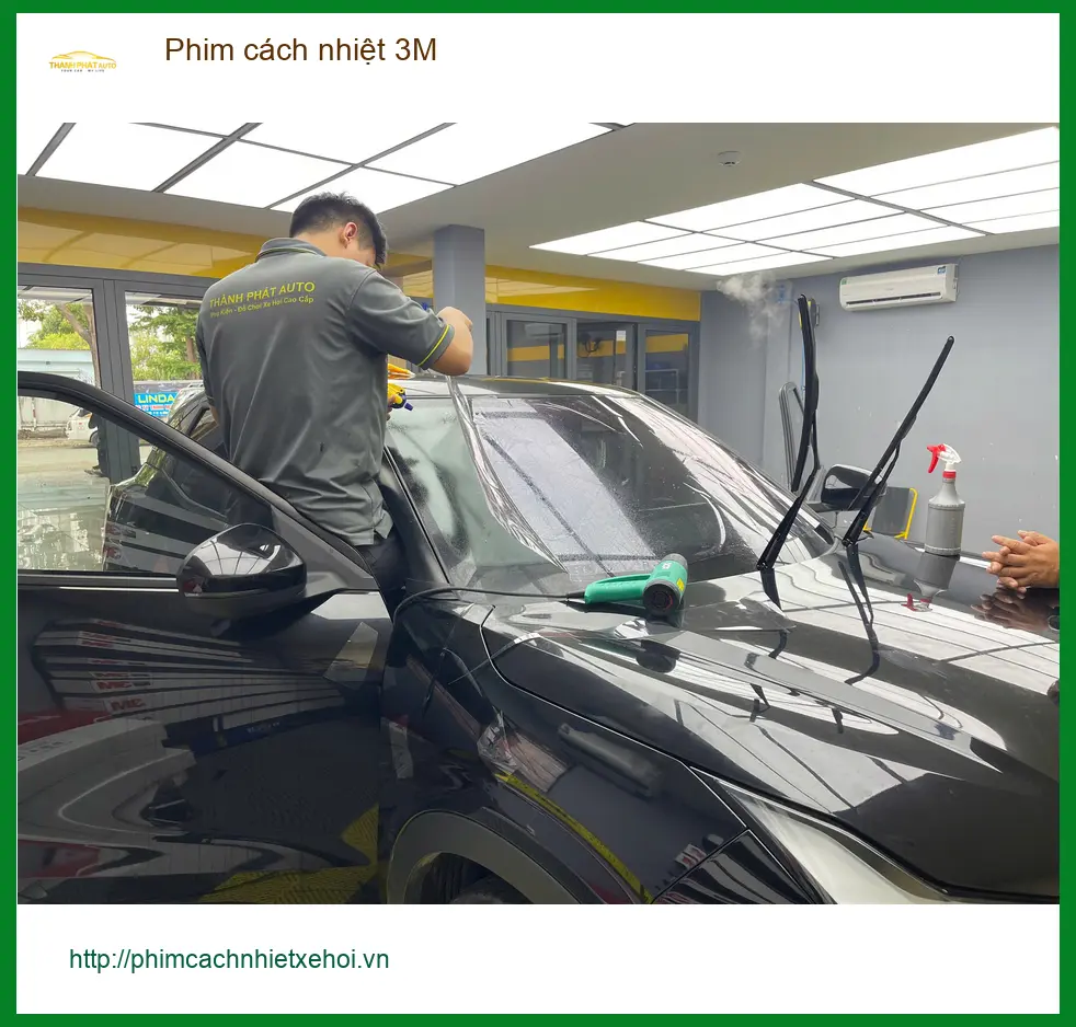 Cô Hà dán phim cách nhiệt 3M cho Hyundai Accent tại Quận 12 để giảm nóng hiệu quả ảnh thực tế 3